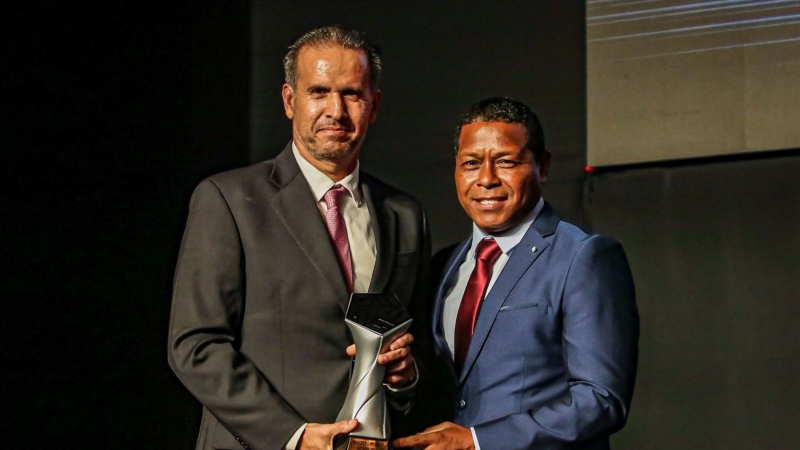 Carlos Silvestri fue elegido como el mejor entrenador de la Liga 2